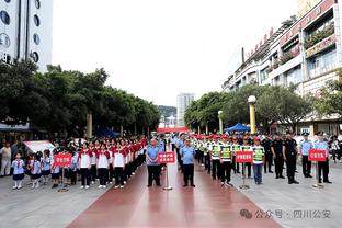 杨莉娜晒中国香港游玩照，球迷调侃：这是要去见家长了