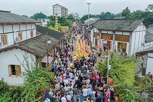 粤媒谈连穗冲突：广州队球迷因向球场扔半个梨而被当地警方处罚